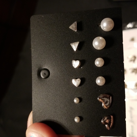 5/$25🌴Fashion Jewelry 6 Pairs Faux Pearl with Silver Colored Hardware Earrings - Picture 1 of 3